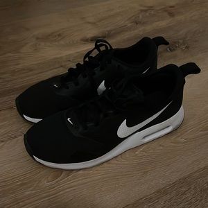Nike Air Max Tavas in Black Barely Worn!